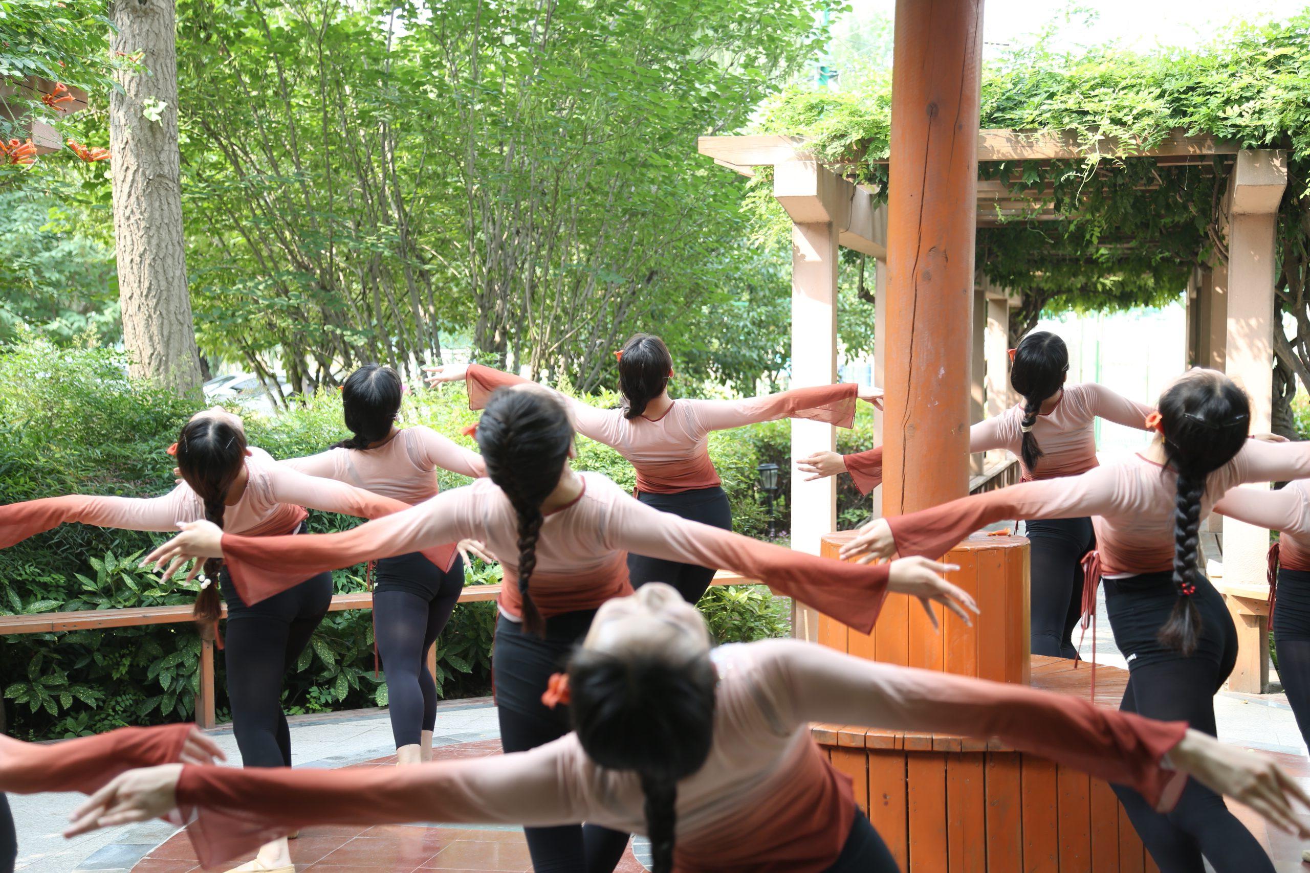 舞蹈表演专业的同学们在校园拍照留念 (http://www.huazistudio.com/) 校内新闻 第1张