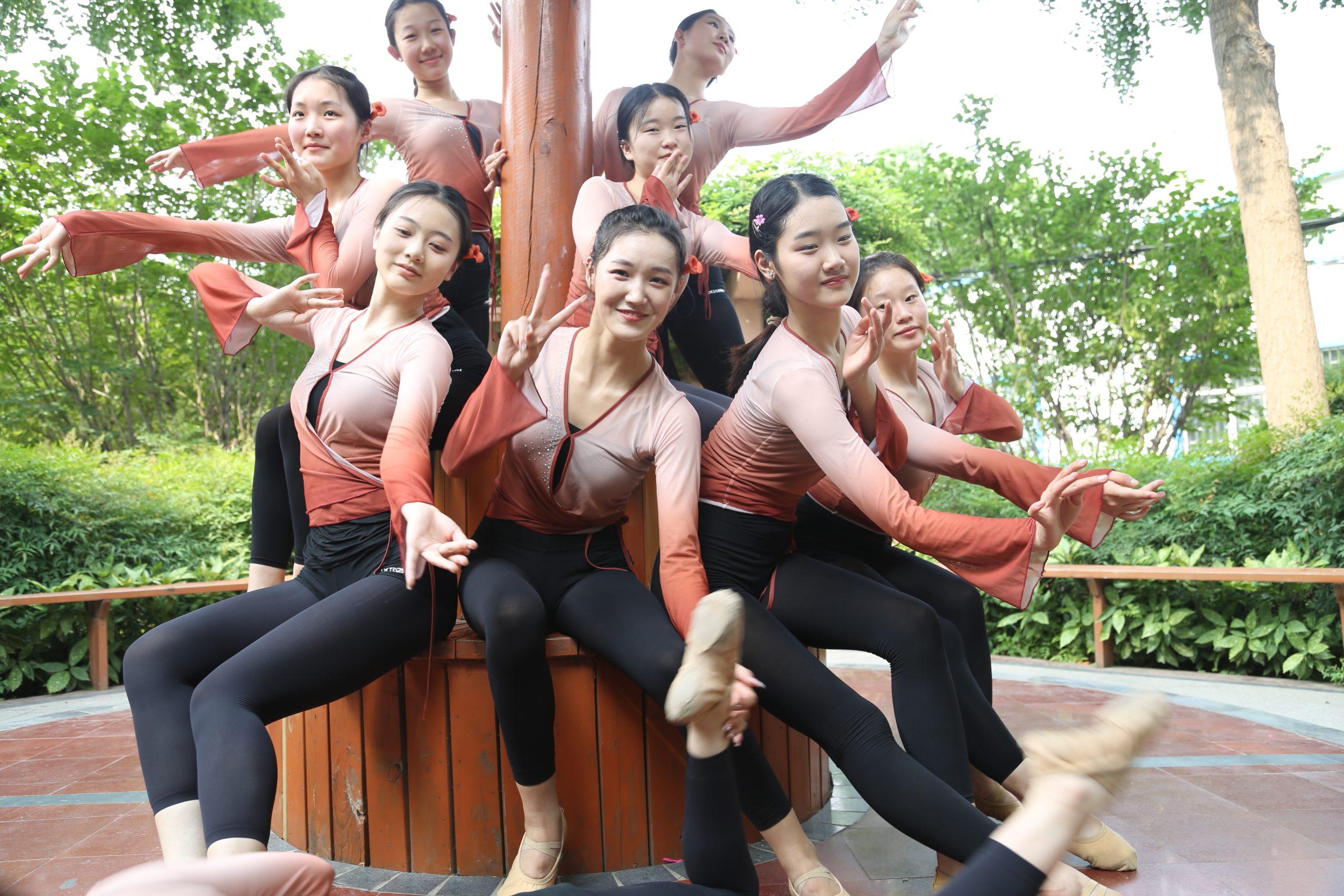 舞蹈表演专业的同学们在校园拍照留念 (http://www.huazistudio.com/) 校内新闻 第3张