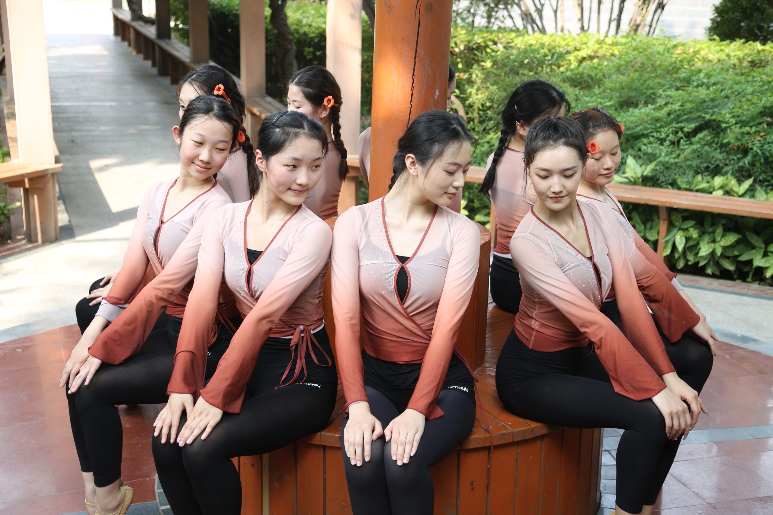舞蹈表演专业的同学们在校园拍照留念 (http://www.huazistudio.com/) 校内新闻 第5张